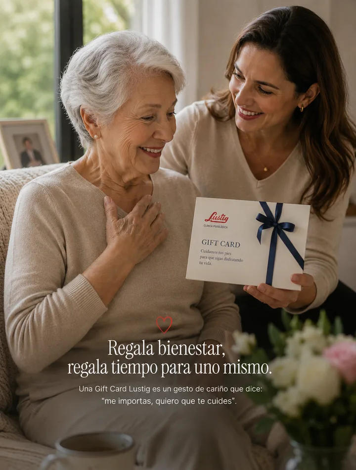 Hija regalando una Gift Card Lustig a su madre